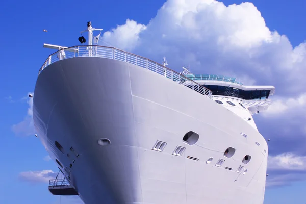 Navio de cruzeiro no porto — Fotografia de Stock