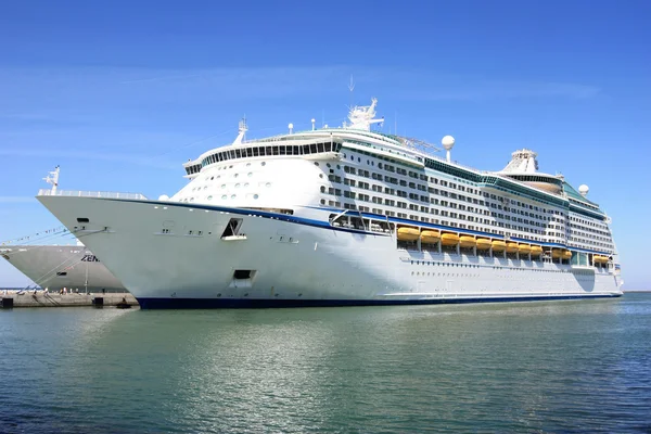 yolcu gemisi limanda