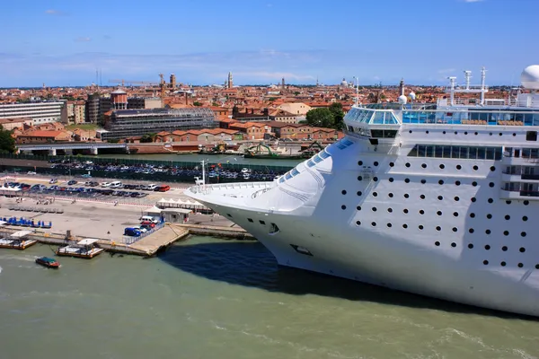 Navio de cruzeiro no porto de Veneza — Fotografia de Stock