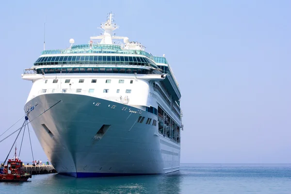 Cruise ship in port — Stock Photo, Image