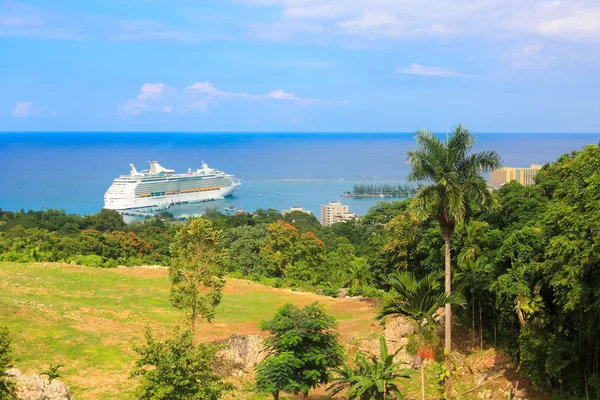 Navio de cruzeiro na Jamaica — Fotografia de Stock