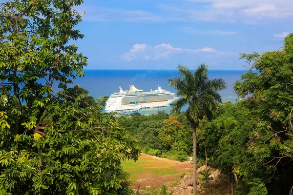 Cruiseschip in jamaica — Stockfoto