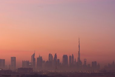 Dubai siluetinin gündoğumu ve gökdelenler