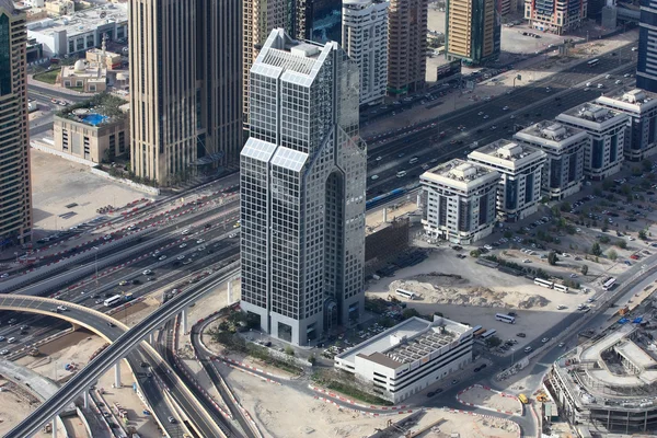 Sheikh zayed road a mrakodrapy v centru města Dubaj — Stock fotografie