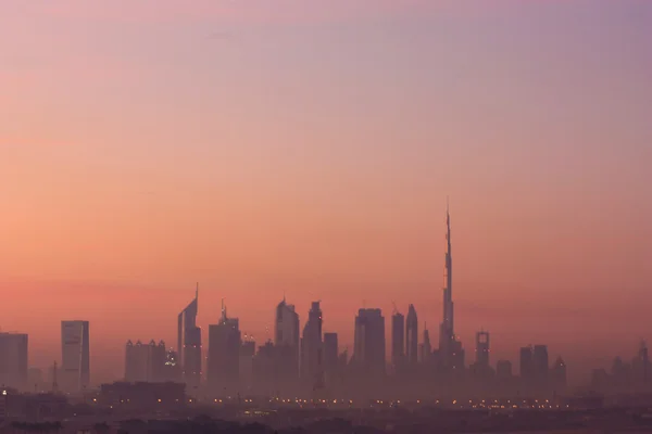 Dubais Skyline bei Sonnenaufgang und Wolkenkratzern — Stockfoto