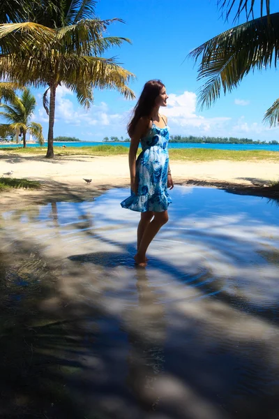 Meisje wandelen op het strand — Stockfoto