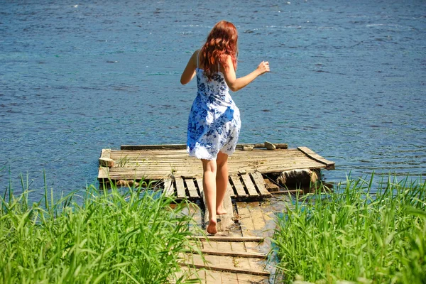 Meisje loopt naar de rivier — Stockfoto