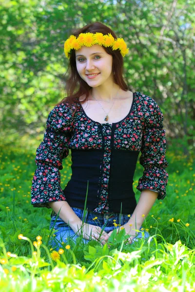Mujer bonita con una corona de flores —  Fotos de Stock