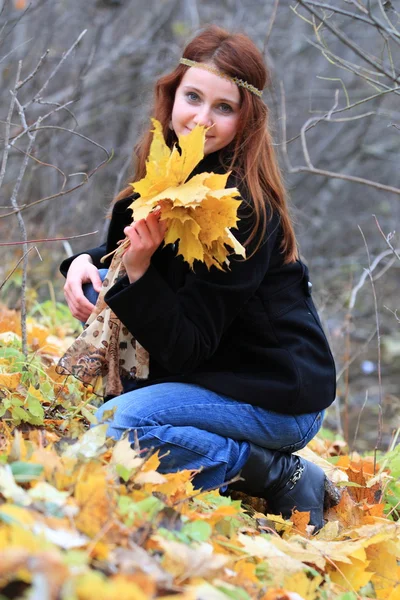 Junge hübsche Frau im Herbst — Stockfoto