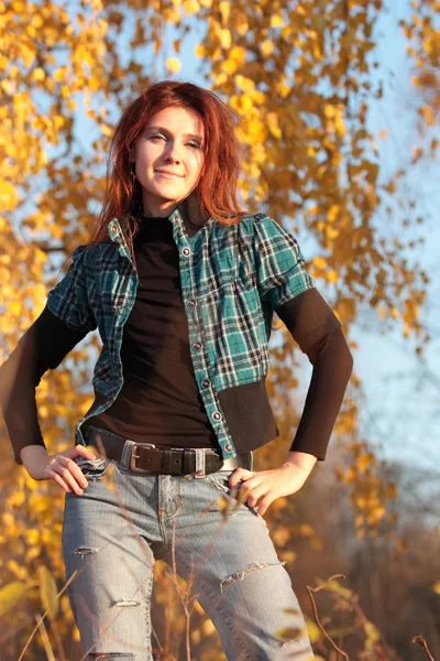 Young pretty woman in the fall — Stock Photo, Image