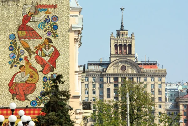 Здания сталинской архитектуры на улице Крещатик в Киеве — стоковое фото