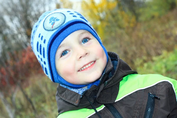 Kleine jongen met grote blauwe ogen — Stockfoto