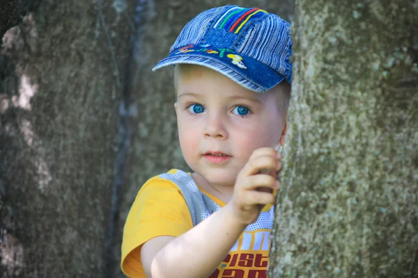 Petit garçon aux grands yeux bleus — Photo