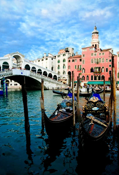 Rialto-Brücke und Canal Grande in Venedig — Stockfoto