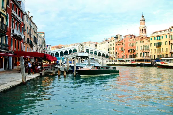 Rialto bridge and Grand canal in Venice — Stock Photo, Image
