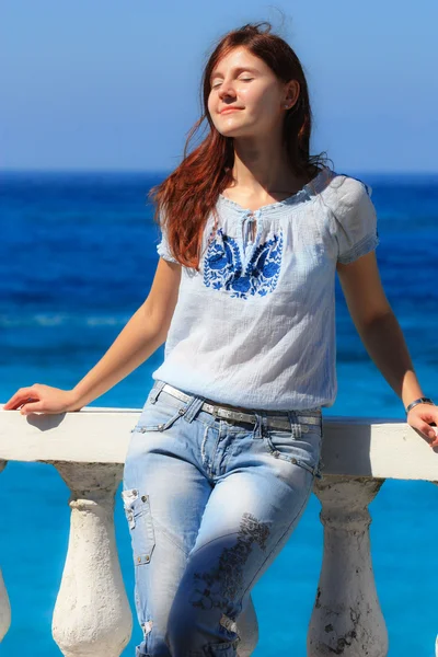 Girl enjoying the sun — Stock Photo, Image