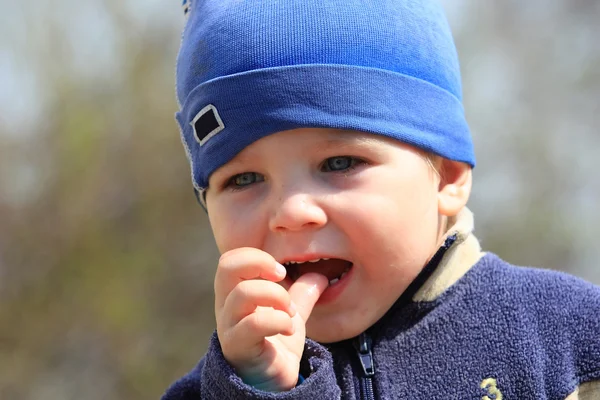 Malý chlapec, cucal si palec — Stock fotografie