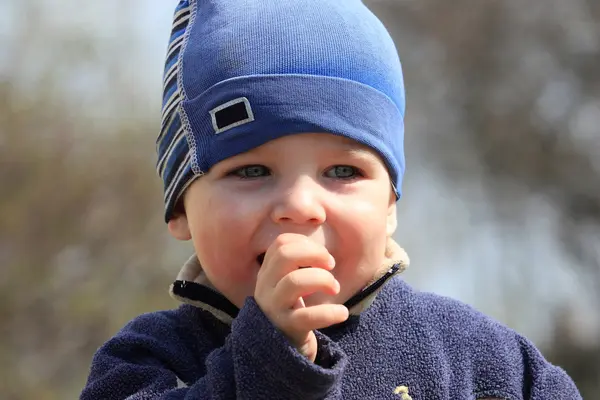 Pequeño niño chupándose el pulgar —  Fotos de Stock