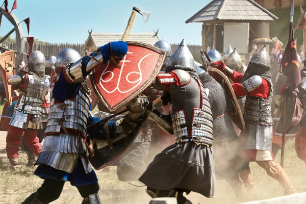 Cavaleiros medievais lutam — Fotografia de Stock