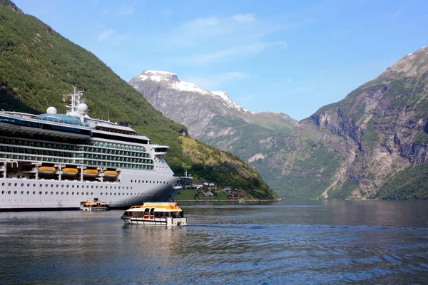 Nave da crociera ancorata nel fiordo di Geiranger — Foto Stock