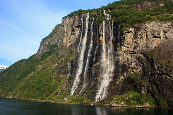 Sieben Schwestern Wasserfälle im Geiranger Fjord — Stockfoto