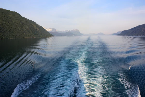 Cruising Geiranger fjord — Stockfoto