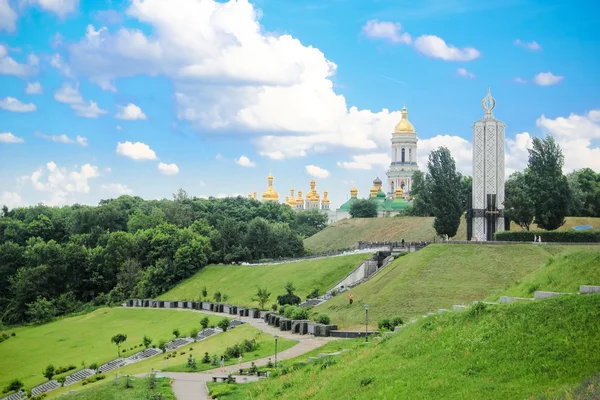 Hladomor na Ukrajině památníku a Kyjevskopečerská klášter v Kyjevě — Stock fotografie