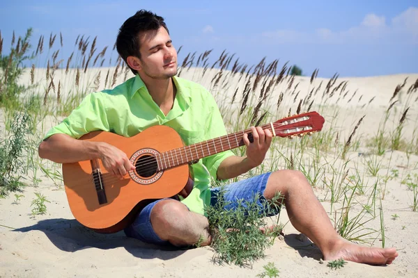 Young man playing guitar — Stock Photo, Image