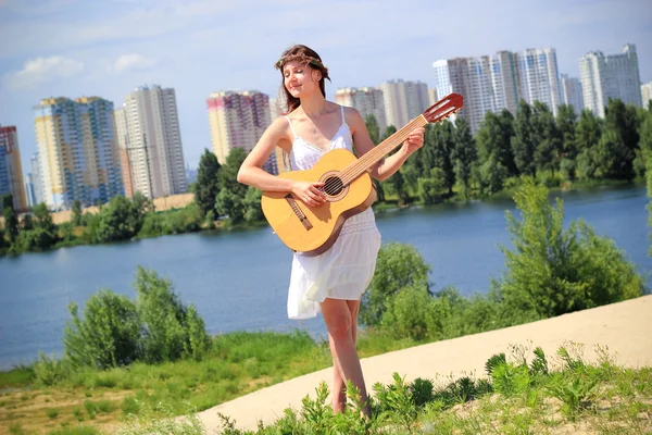 Pretty young girl playing guitar — Stock Photo, Image