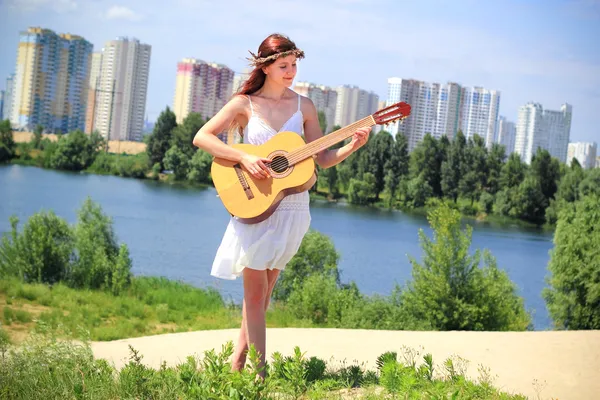 Όμορφη νεαρή κοπέλα παίζει κιθάρα — Φωτογραφία Αρχείου