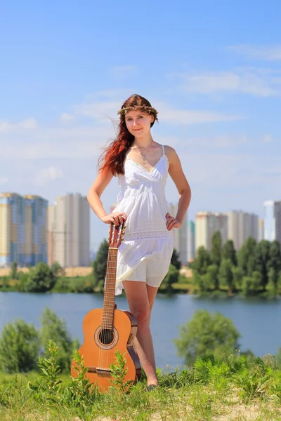 Pretty young girl with a guitar — Stock Photo, Image