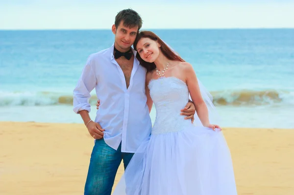Wedding couple on the beach — Stock Photo, Image