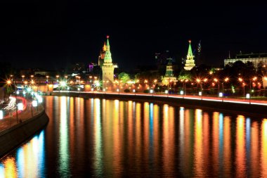 Geceleri yansıtan kremlin ışıkları ile Moskova Nehri