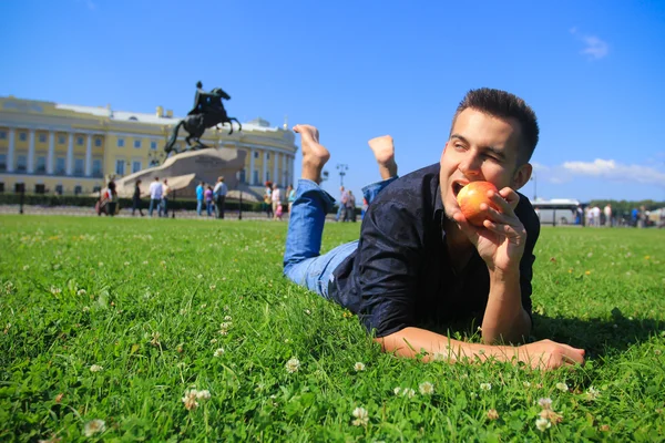 Tourist having a snack in Saint Petersburg — Stock Photo, Image