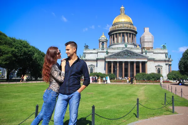 Couple visiting Saint Petersburg in Russia — Stock Photo, Image