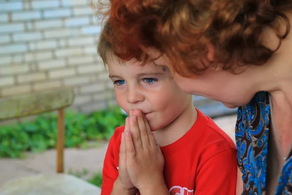 Kleine jongen bidden voor een maaltijd — Stockfoto