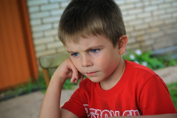 Серьезный 5-летний мальчик — стоковое фото