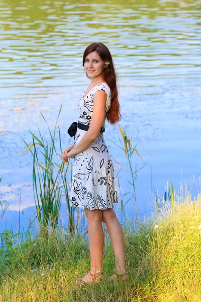 Young slender woman at the lake — Stock Photo, Image