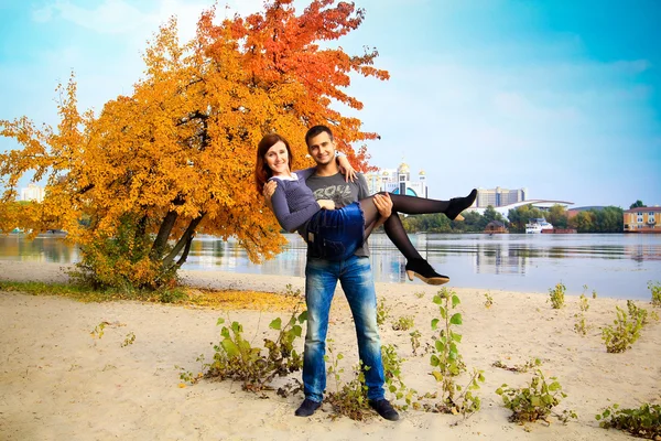 Couple in the autumn park — Stock Photo, Image