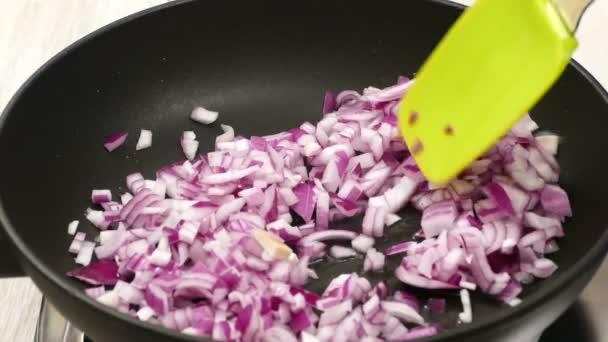 Cebula Smażona Patelni Przygotowanie Obiadu Patelni Smażyć Czerwoną Cebulę Zbliżeniu — Wideo stockowe