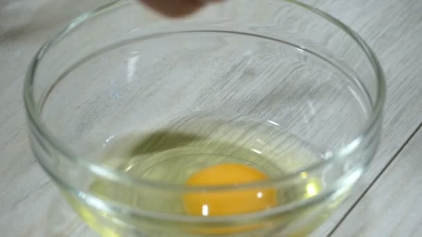 Приготування Сніданку Приготування Жовткових Яєць Відкриття Сирих Яєць Які Готують — стокове відео