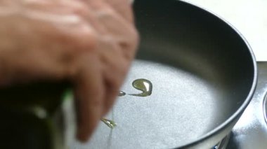 Tavada zeytinyağı ve soğan kızartması. Akşam yemeği için tavada yemek hazırlıyorum.