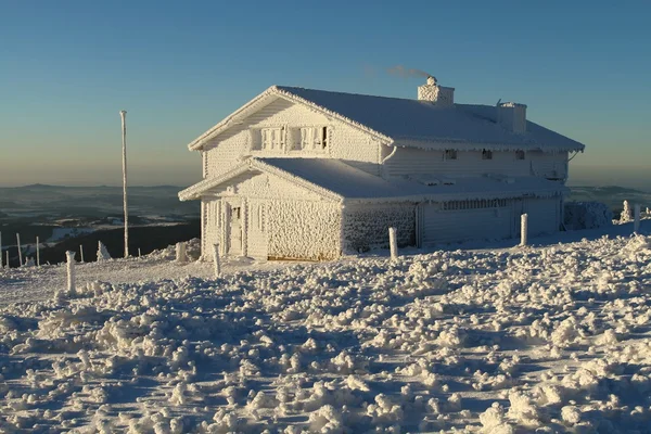 Snowy cottage — Stock Photo, Image