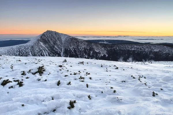 Paisaje de invierno con Snezka — Foto de Stock