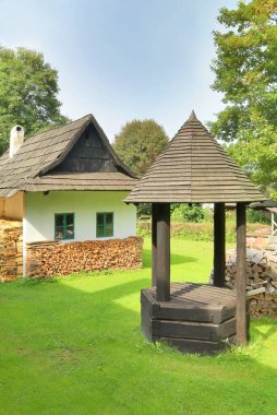 Çek Cumhuriyeti 'nde çok güzel ahşap bir kulübe.