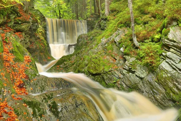 Podzimní Vodopád Horském Potoce — Stock fotografie