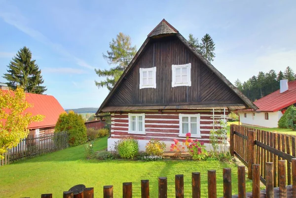 漂亮的木制平房 在捷克共和国 — 图库照片
