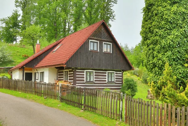Παραδοσιακό Ξύλινο Εξοχικό Σπίτι Στην Τσεχική Δημοκρατία — Φωτογραφία Αρχείου