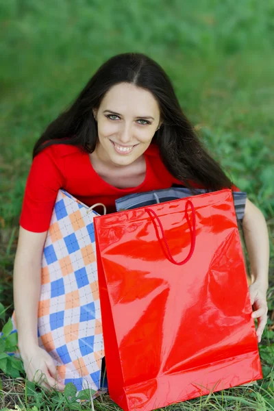 Jeune femme avec des sacs à provisions — Photo