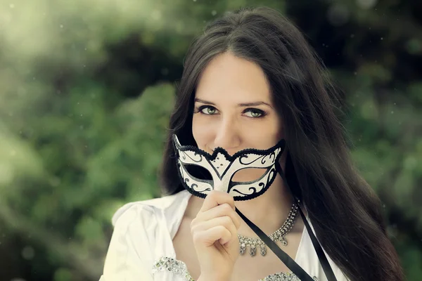 Menina com máscara de carnaval — Fotografia de Stock
